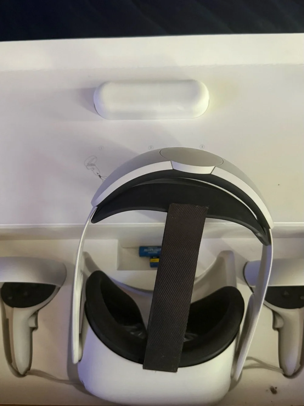 Oculus Standalone VR Headset with Dual Motion Controllers - White & Black